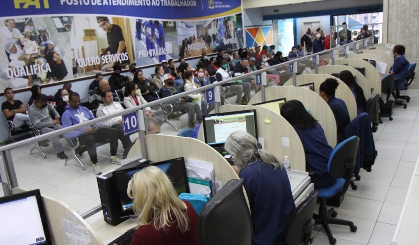 funcionários do PAT de São José atendendo munícipes. PAT de São José disponibiliza 616 vagas de emprego para segunda-feira (19)