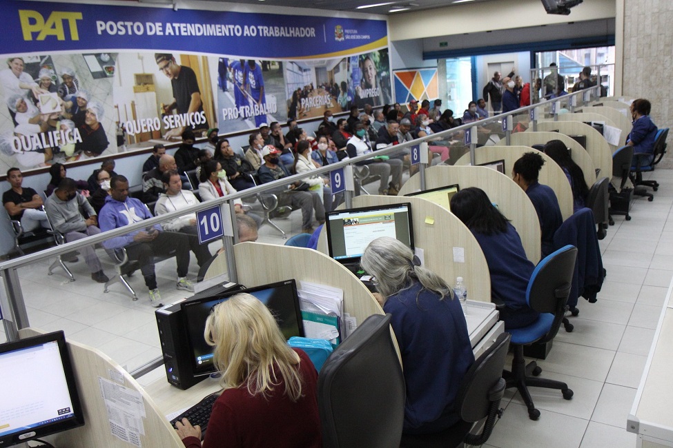 funcionários do PAT de São José atendendo munícipes. PAT de São José disponibiliza 616 vagas de emprego para segunda-feira (19)