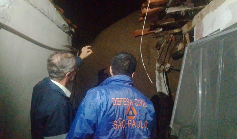pedra gigante em aparecida. Pedra gigante causa destruição em casa após deslizamento de terra em Aparecida, SP
