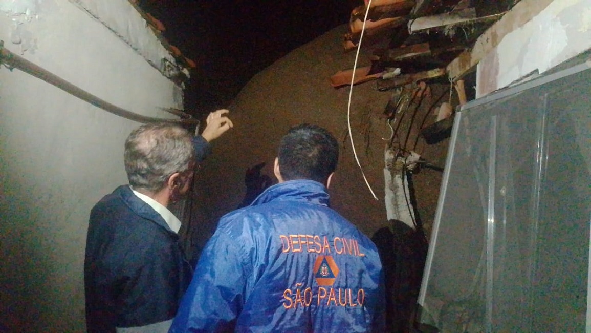 pedra gigante em aparecida. Pedra gigante causa destruição em casa após deslizamento de terra em Aparecida, SP
