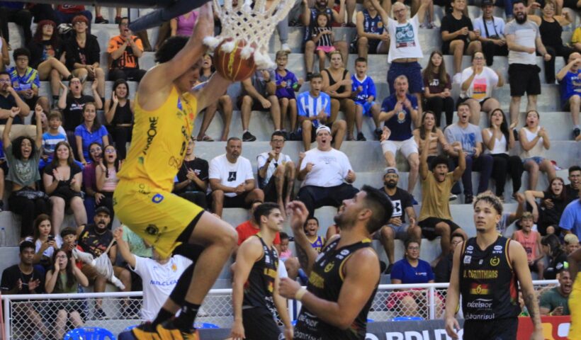 Jogadores e torcida do São José Basketball comemoram vitória sobre o União Corinthians no Linneu de Moura