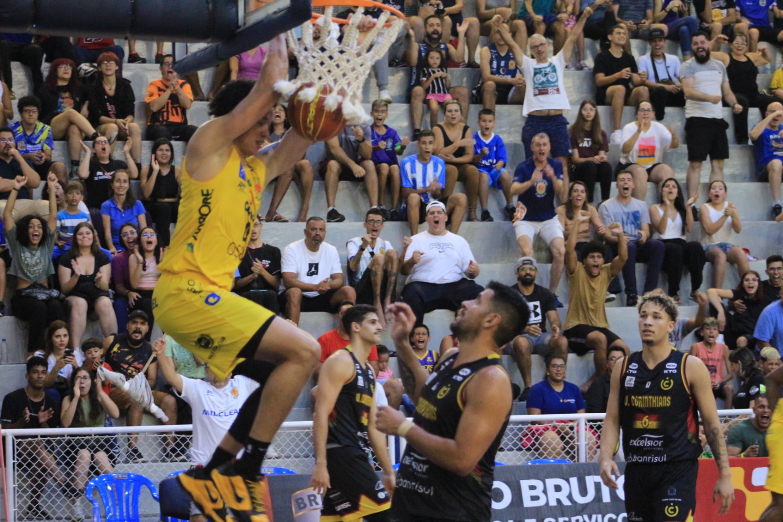 Jogadores e torcida do São José Basketball comemoram vitória sobre o União Corinthians no Linneu de Moura