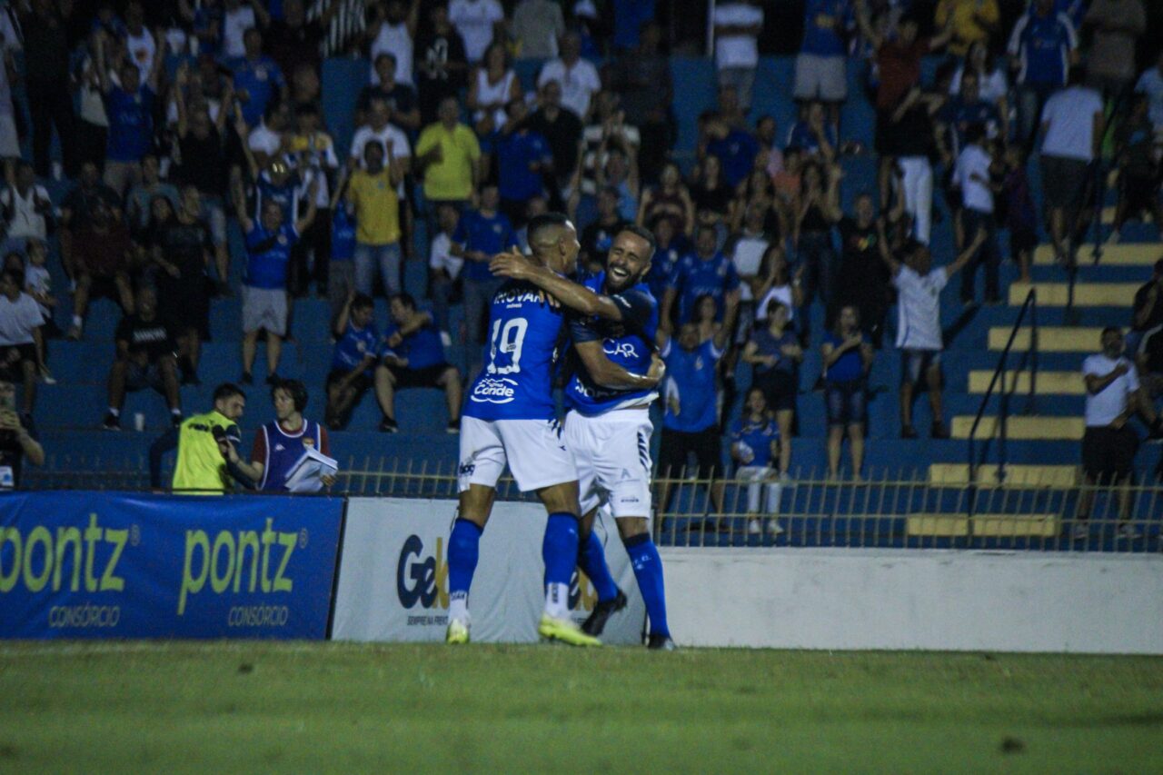 João Gabriel e Jackson comemoram terceiro gol do São José EC sobre o Juventus no Martins Pereira