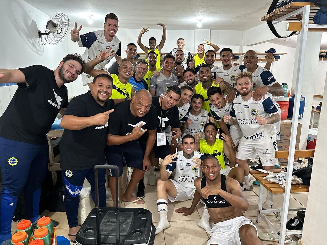 Elenco do São José EC comemora vitória em Monte Azul Paulista