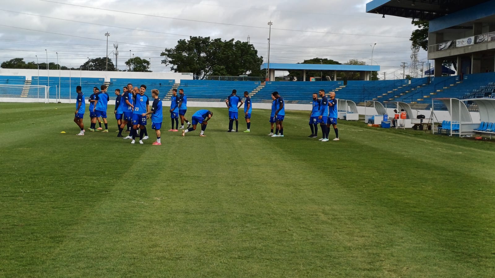 Elenco do São José EC durante treinamento no Martins Pereira nesta quinta-feira (15)