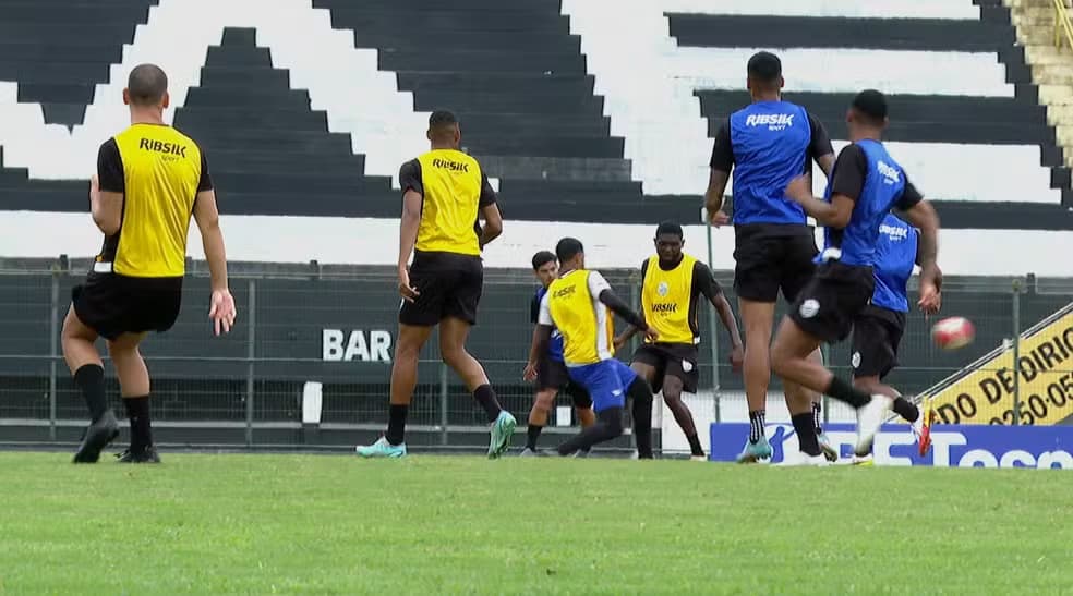 Comercial durante treinamento no estádio Palma Travassos