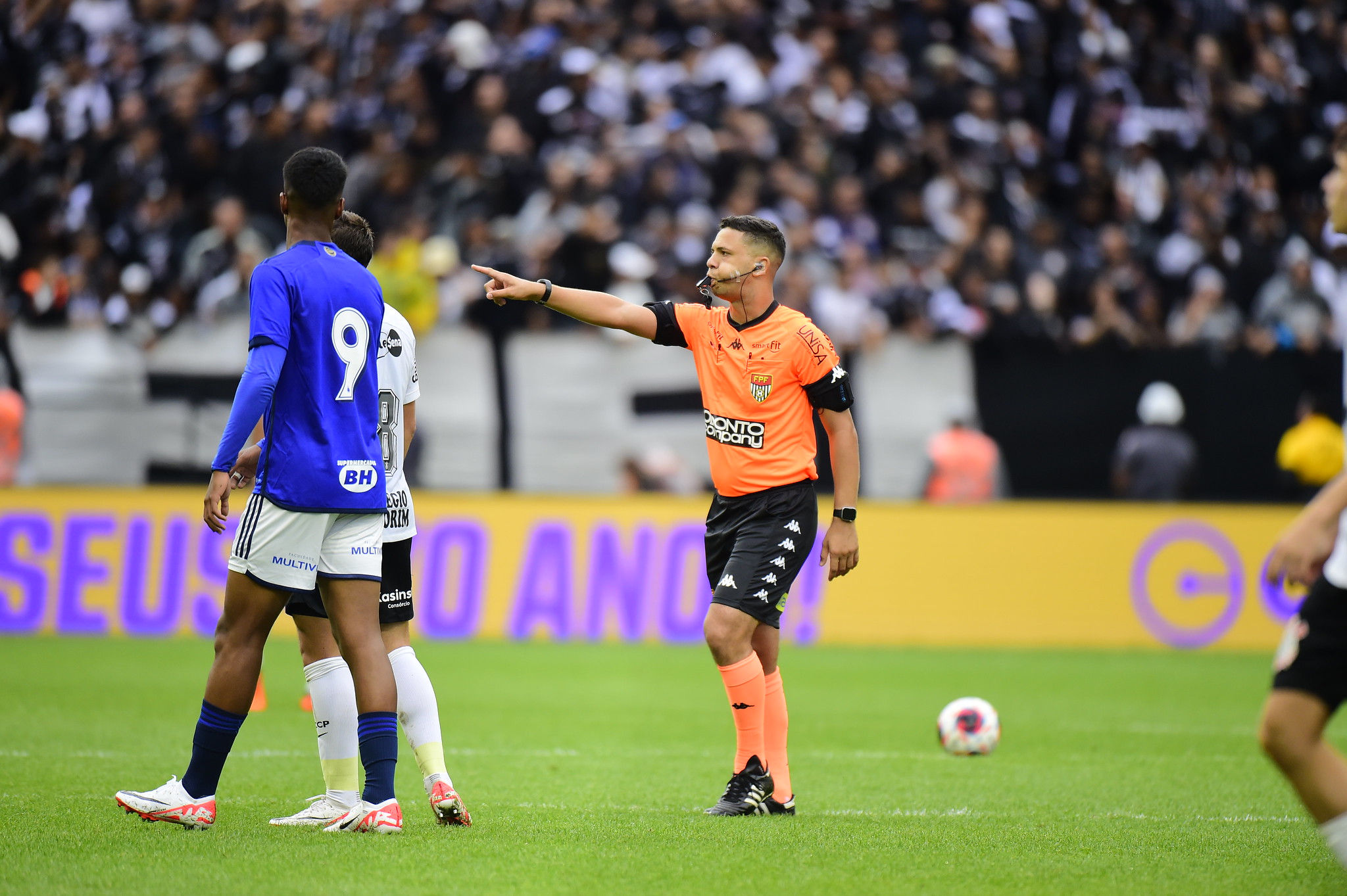 Gabriel Henrique Meira Bispo comanda a arbitragem na partida São José EC x Comercial