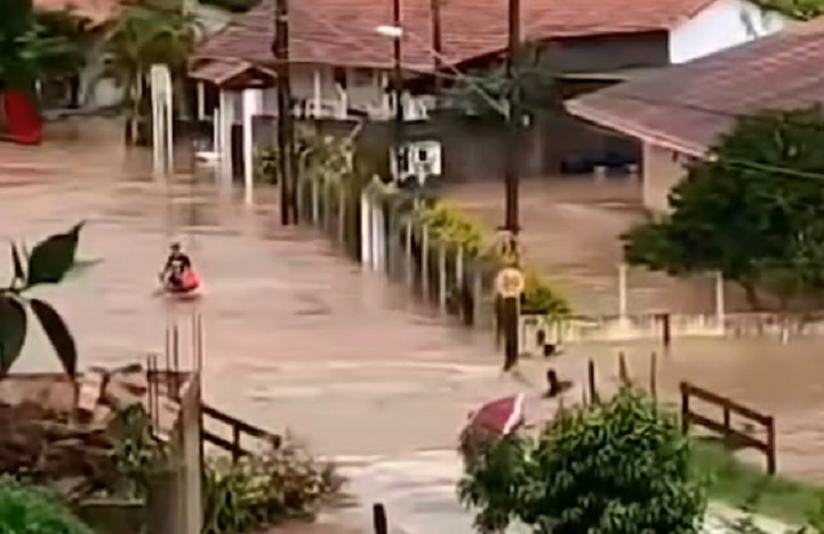 são luiz do paraitinga enchente. VÍDEO: Chuvas intensas causam alagamentos em São Luiz do Paraitinga