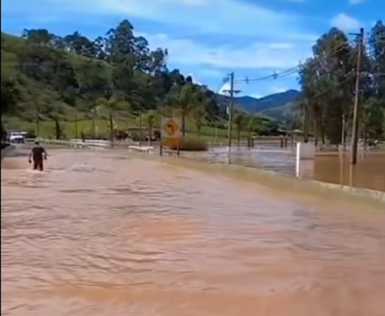 rua alagada em SLP.
