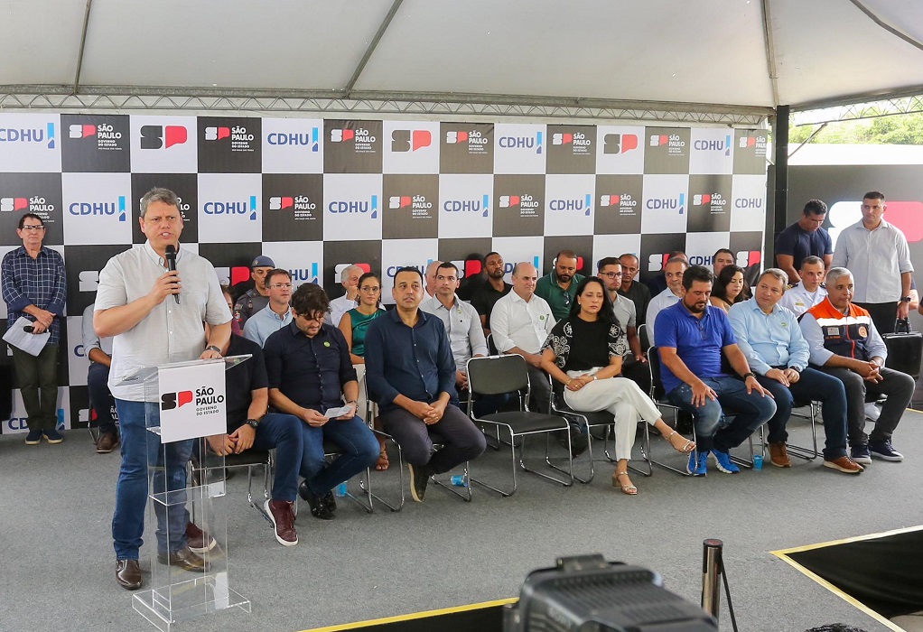 Tarcísio de Freitas e demais autoridades em evento em São Sebastião. Governo de SP entrega 518 moradias no bairro Baleia Verde, em São Sebastião