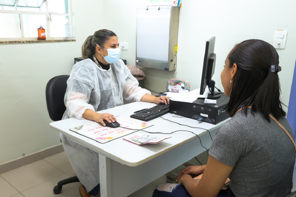 Médica em consulta com mulher. UBSs Resolve abrem neste sábado para atendimento às mulheres em São José; saiba quais são as unidades