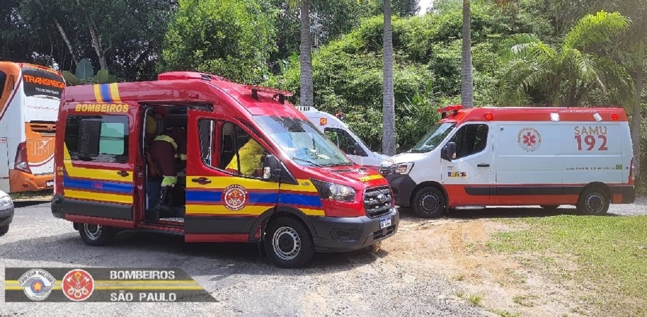 viaturas do samu e bombeiros, turistas canadenses intoxicação ubatuba. Turistas canadenses sofrem intoxicação alimentar na Ilha do Prumirim, em Ubatuba, SP
