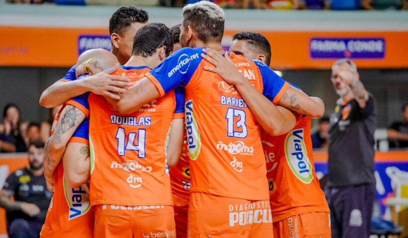 Jogadores do Vôlei São José comemoram vitória sobre o Araguari-MG na Farma Conde Arena