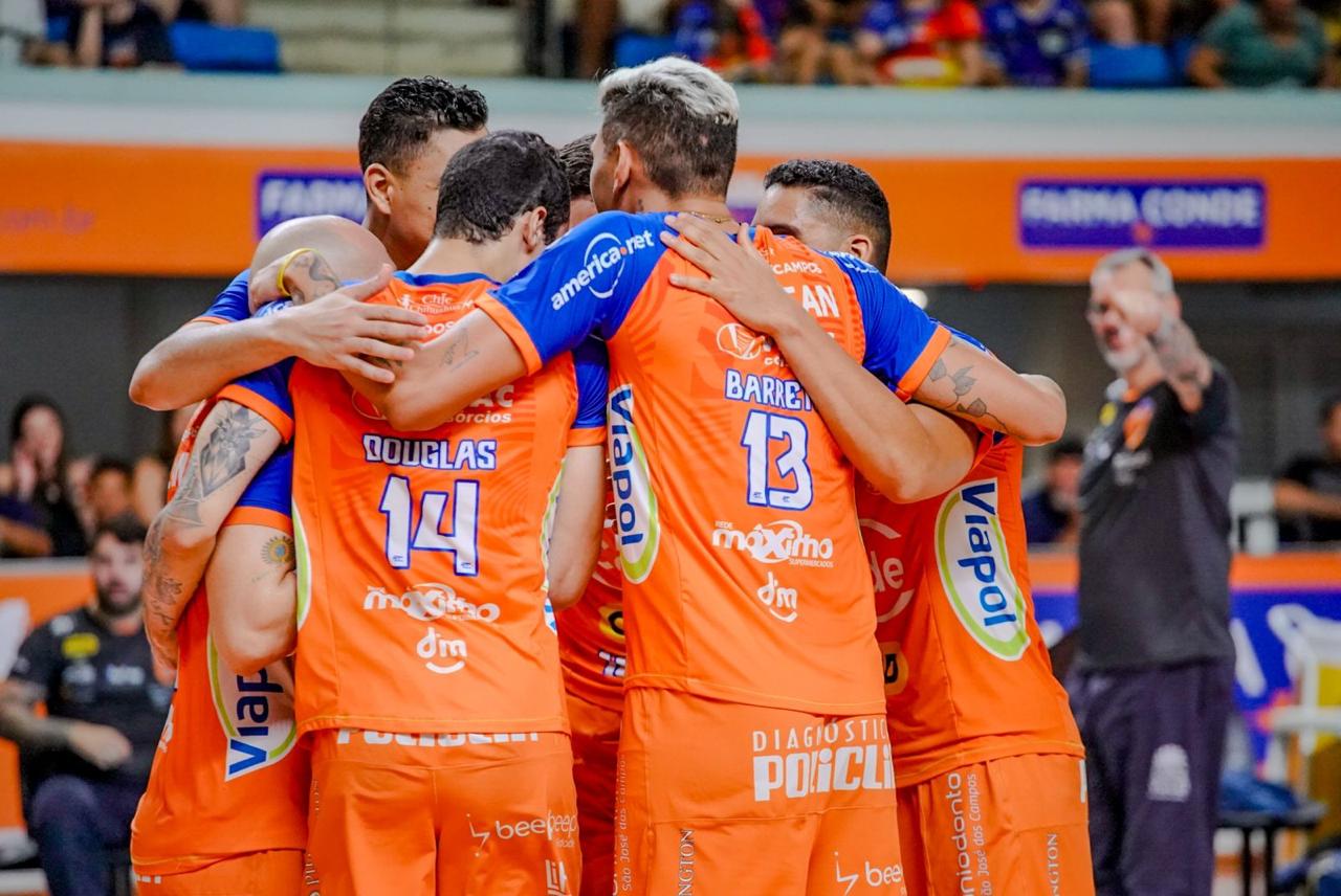 Jogadores do Vôlei São José comemoram vitória sobre o Araguari-MG na Farma Conde Arena