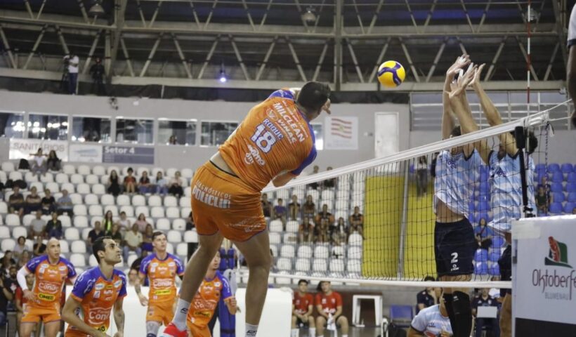 Vôlei São José durante o duelo contra o Ciudad Voley em Blumenau (SC)