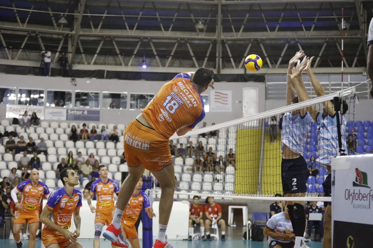 Vôlei São José durante o duelo contra o Ciudad Voley em Blumenau (SC)