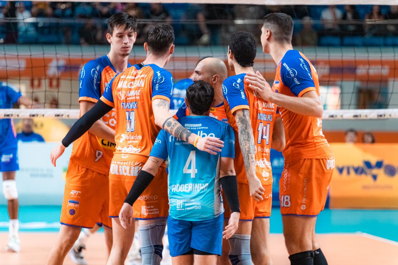Jogadores do Vôlei São José comemoram classificação para os playoffs da Superliga Nacional 2023/2024