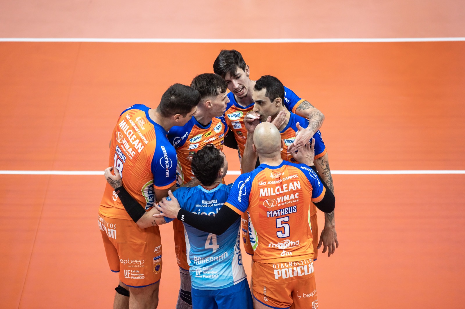 Vôlei São José comemoram vitória sobre o Minas em Belo Horizonte