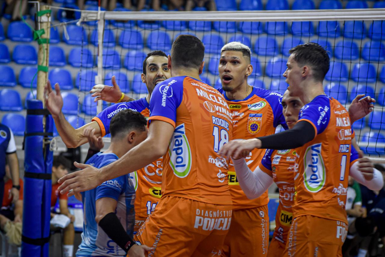 Jogadores do Vôlei São José comemoram vitória sobre o Policial Voley (Argentina)