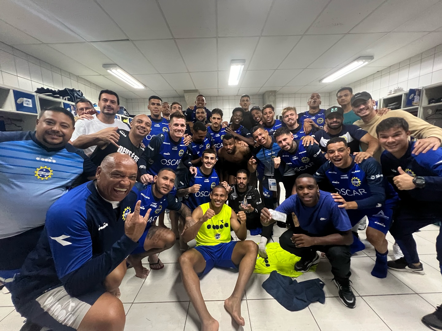 Elenco da Águia do Vale comemora vitória sobre o Rio Claro, na última quarta-feira (31), no Martins Pereira