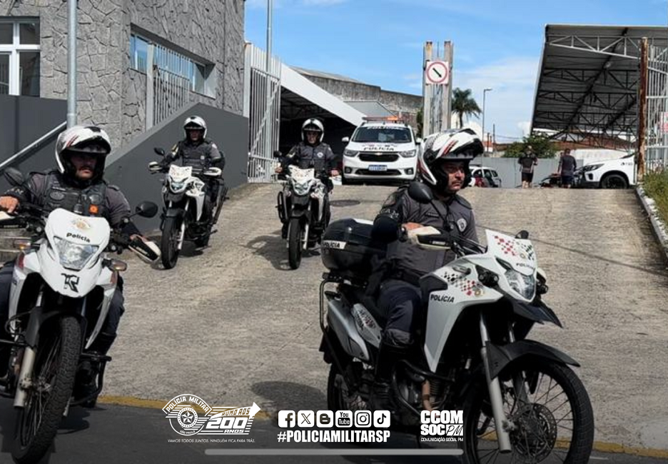 Policiais militares saindo de moto de Central da PM. Polícia Militar prende 128 criminosos em 60 dias no Vale do Paraíba