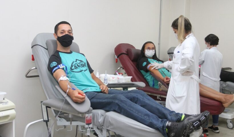 Jovem doando sangue. Campanha de doação de sangue acontece neste sábado (2), em Jacareí