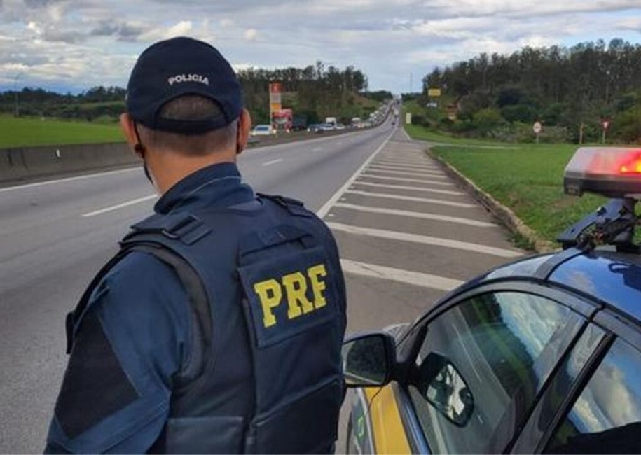 Policiais Rodoviários Federais na Via Dutra, em São José dos Campos. Operação Policial impede sequestro e roubo de carga na Dutra em São José