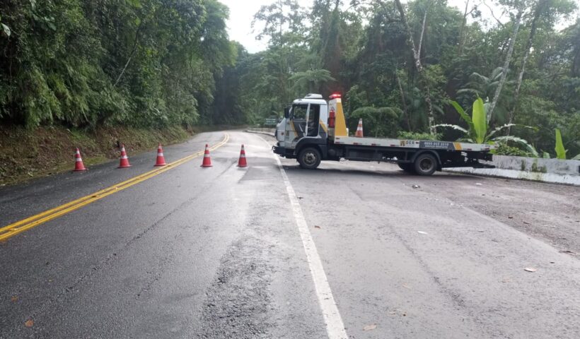 Rodovia Oswaldo Cruz tem interdição por risco de deslizamentos
