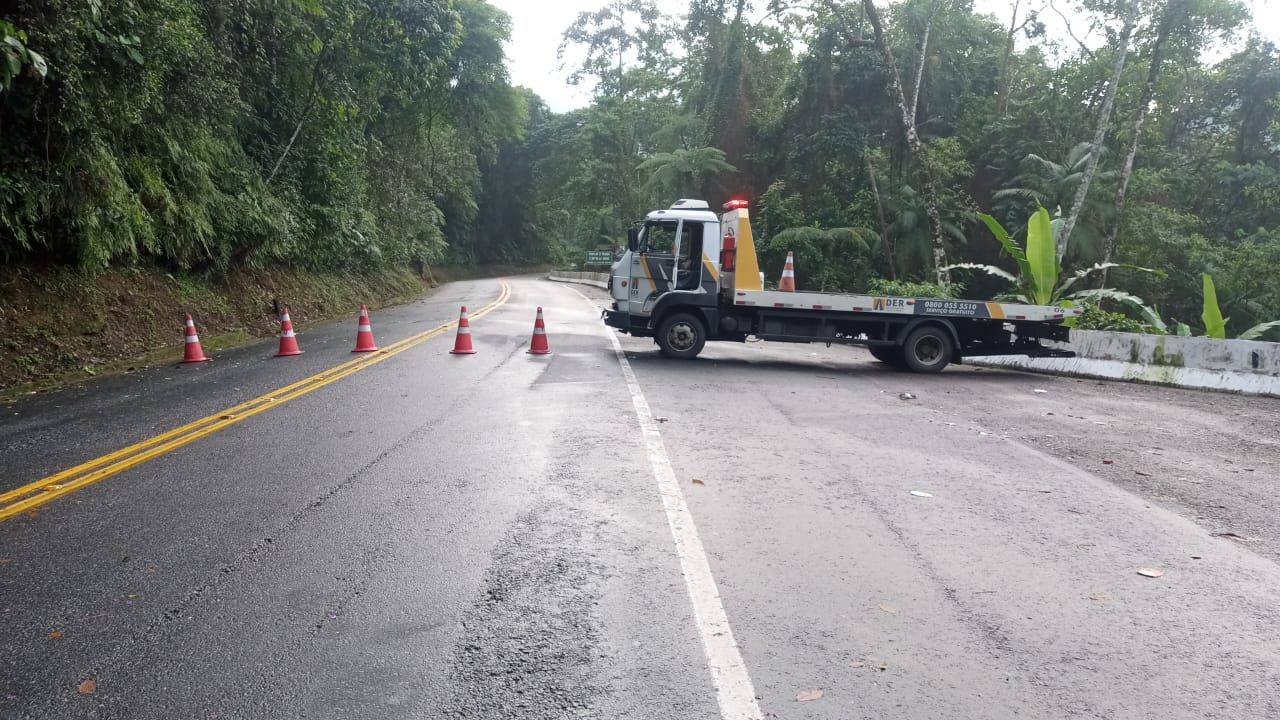 Rodovia Oswaldo Cruz tem interdição por risco de deslizamentos