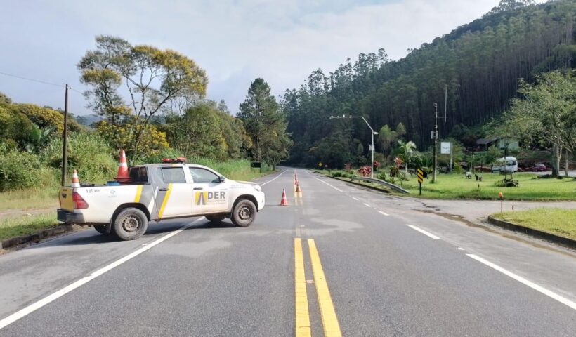 Rodovia Oswaldo Cruz tem interdição por risco de deslizamentos
