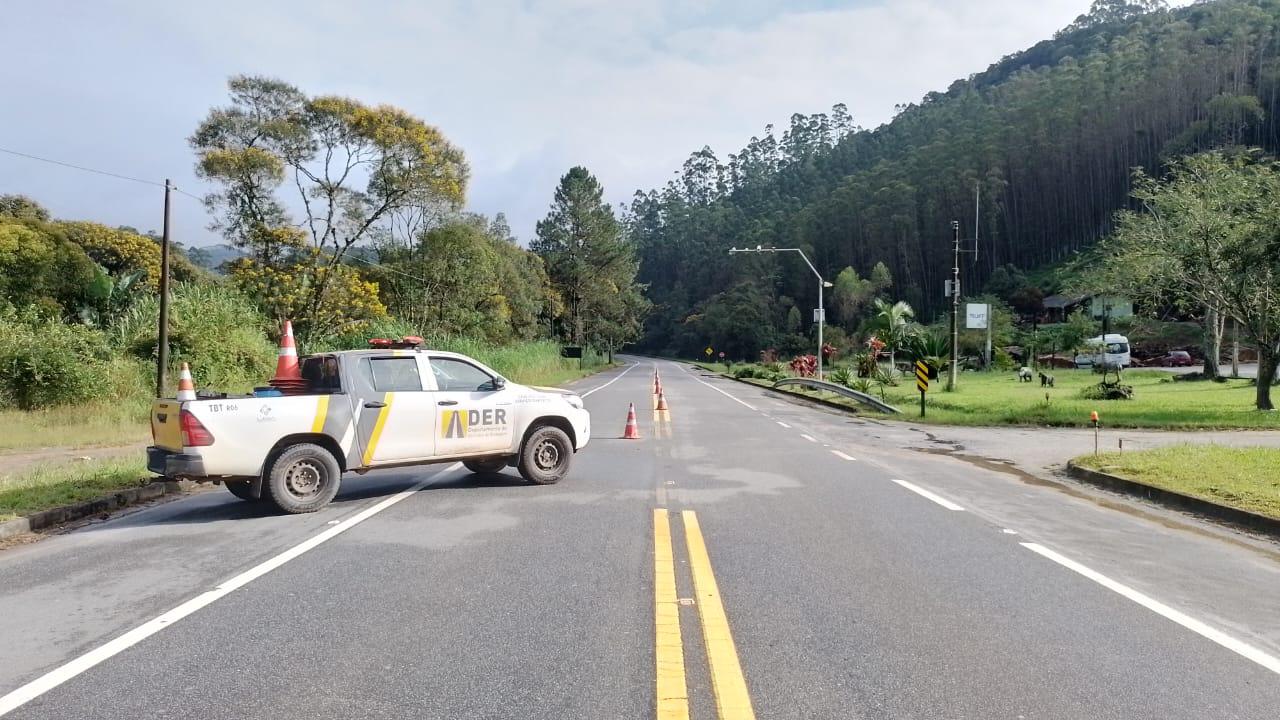 Rodovia Oswaldo Cruz tem interdição por risco de deslizamentos