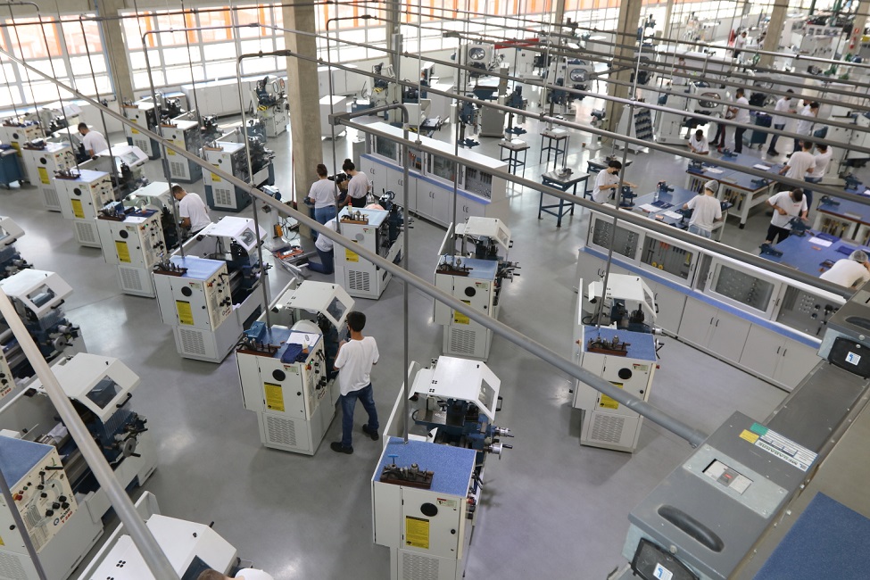 Foto aérea de alunos do Senai de Jacareí em aula. SENAI está com 225 vagas gratuitas para cursos em Jacareí, SP