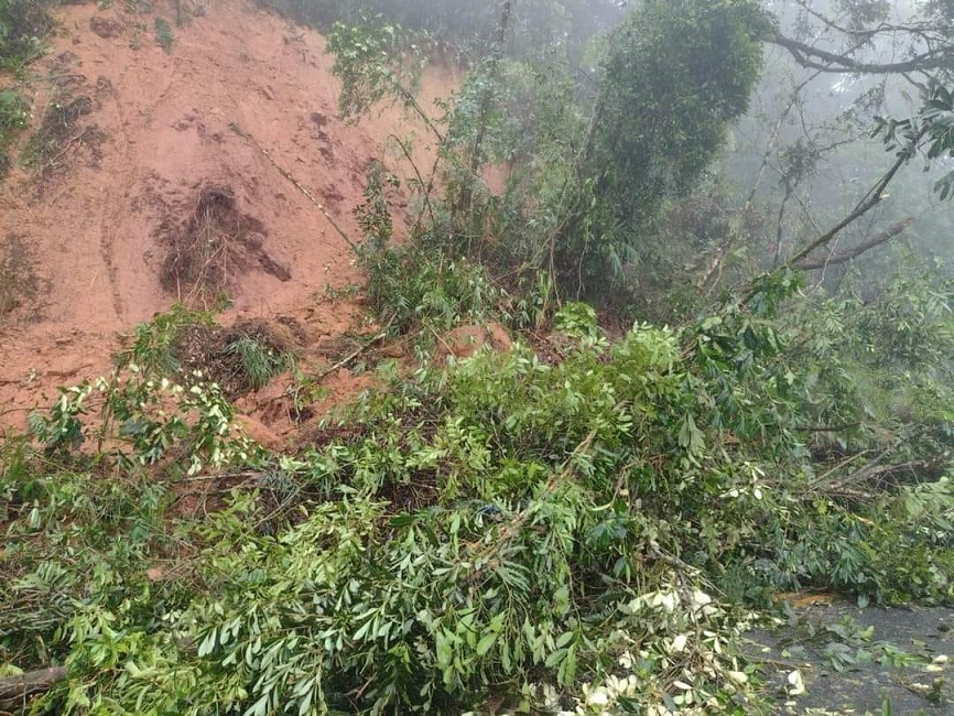 Queda de barreira na SP-125. Chuvas intensas em Ubatuba e Caraguatatuba causam estragos e desabrigam famílias