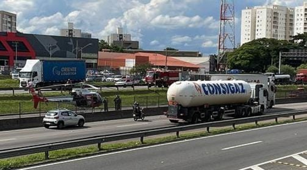 Duas pessoas ficam feridas em acidente entre ônibus e carreta na Dutra