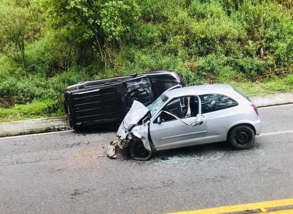 Acidente entre dois carros deixa pista interditada na Floriano Rodrigues Pinheiro