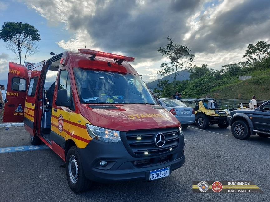 Bombeiros resgatam piloto de paraglider após queda de 6 metros, em Caraguatatuba
