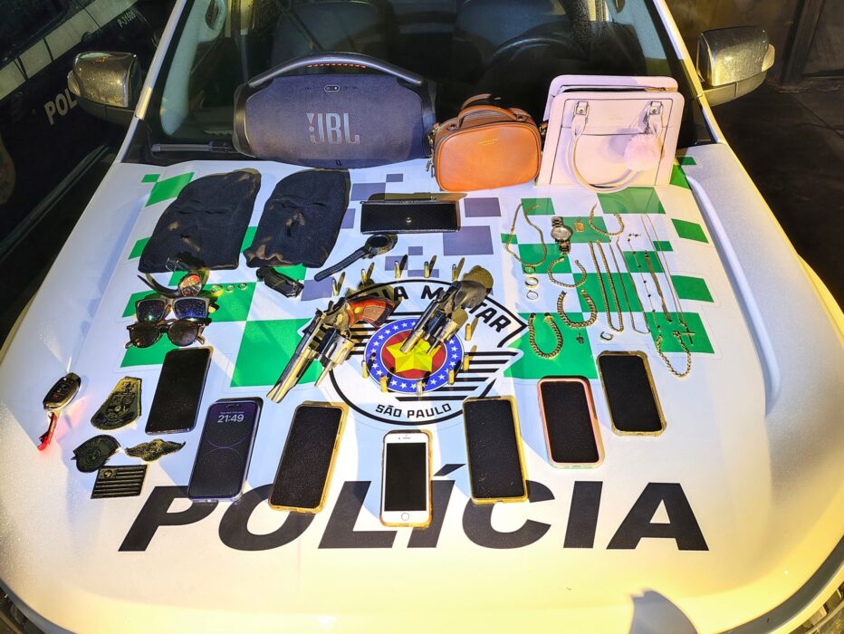 Trio é preso após assalto com família refém, em Caraguatatuba