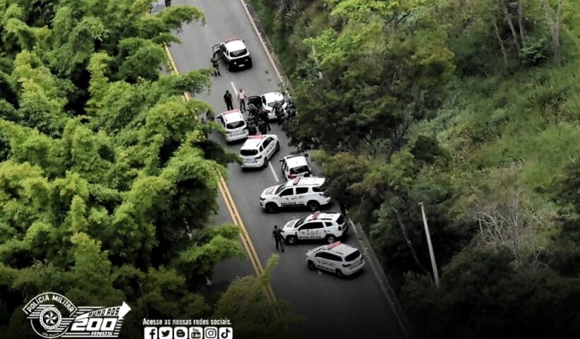 veículos da PM fecham rua e prendem suspeito de roubo. Após perseguição, PM recupera veículo roubado e prende suspeito em São Luiz do Paraitinga