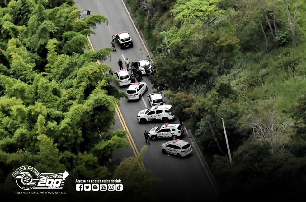 veículos da PM fecham rua e prendem suspeito de roubo. Polícia Militar prende suspeito e recupera veículo roubado em operação rápida