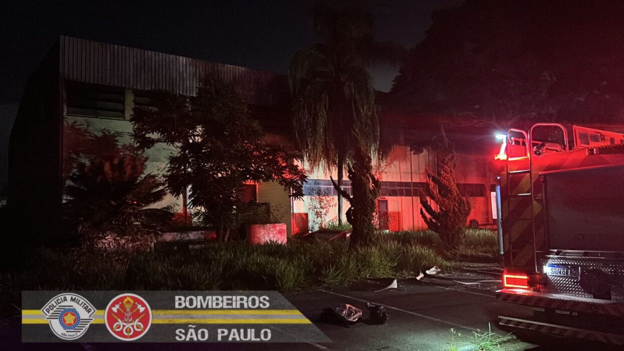 Incêndio atinge galpão ao lado do antigo Pró-Visão, em São José dos Campos