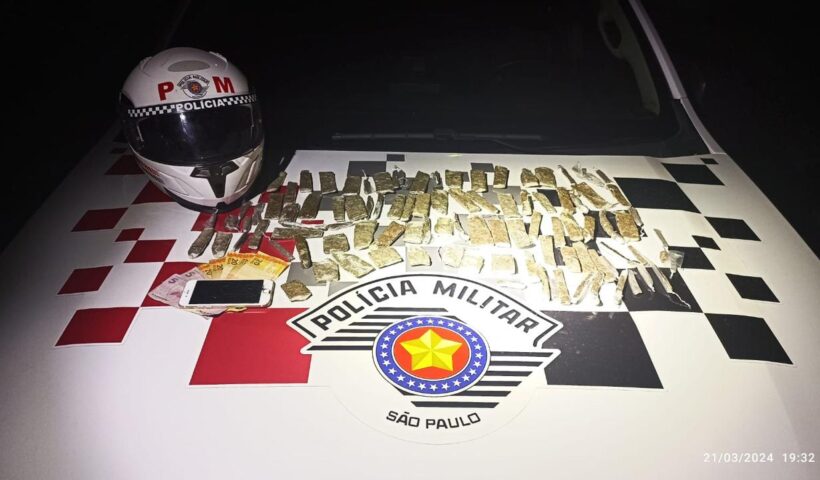 drogas e celular sobre o capô de viatura da PM. Operação Impacto: PM prende suspeitos por tráfico de drogas no Litoral Norte de SP