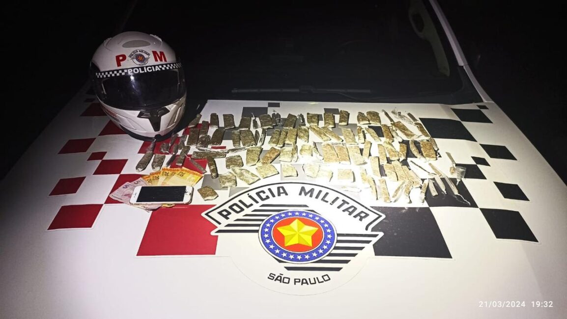 drogas e celular sobre o capô de viatura da PM. Operação Impacto: PM prende suspeitos por tráfico de drogas no Litoral Norte de SP