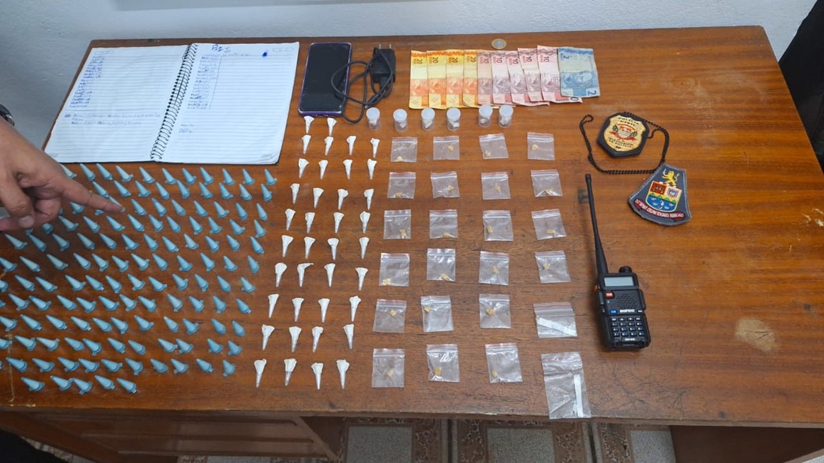 drogas, rádio comunicador e celuylar em cima de mesa da polícia. Operação Impacto: PM prende suspeitos por tráfico de drogas no Litoral Norte de SP