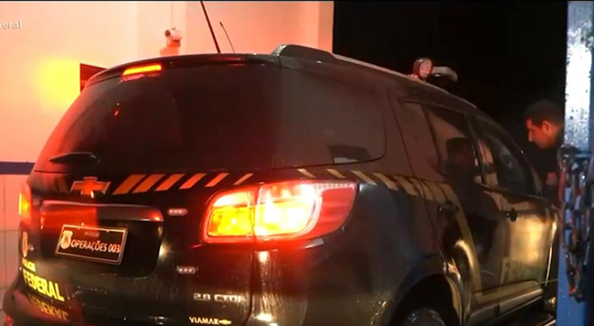carro da PF chega na P2 em Tremembé.