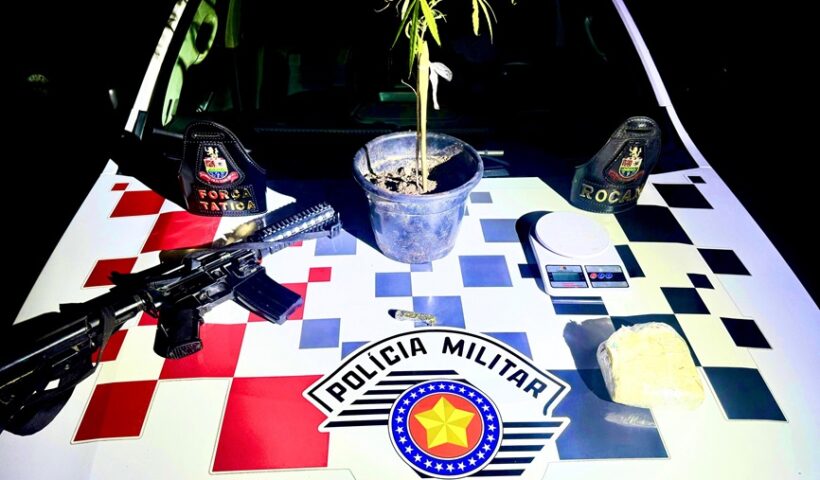 Jovem de 19 anos é preso com simulacro de fuzil, pé de maconha e pasta de cocaína, em Caraguatatuba