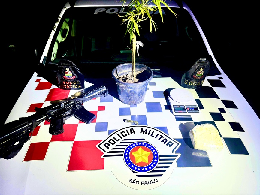 Jovem de 19 anos é preso com simulacro de fuzil, pé de maconha e pasta de cocaína, em Caraguatatuba
