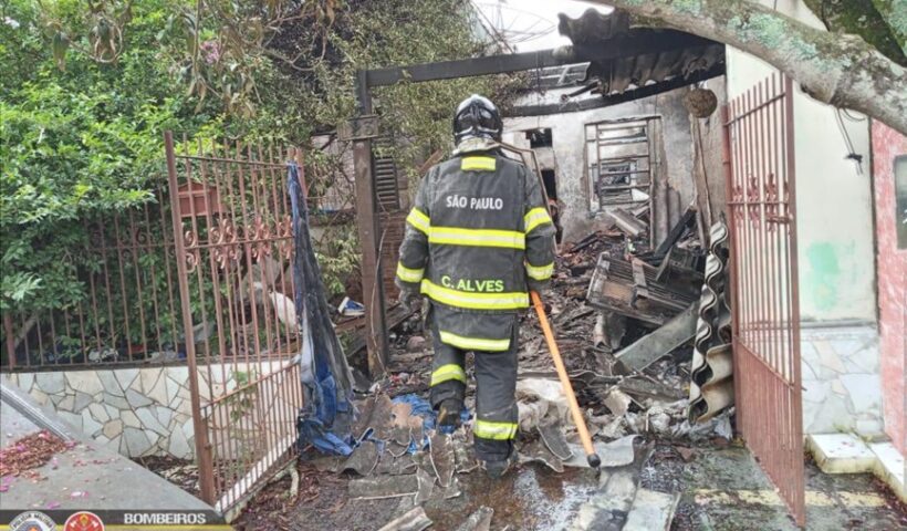 casa pegando fogo. Bombeiros combatem incêndio em Caçapava; casa foi totalmente destruída