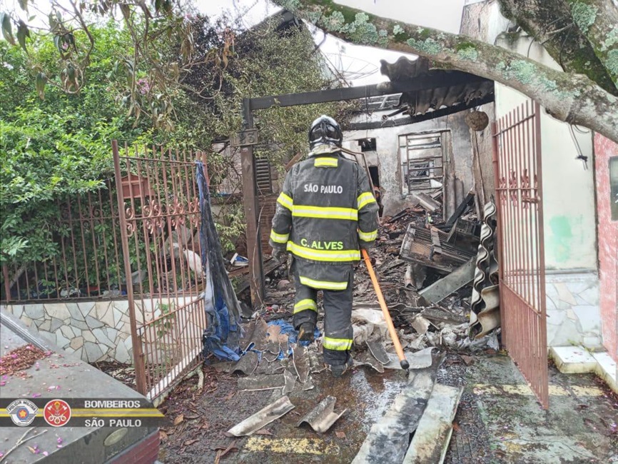 casa pegando fogo. Bombeiros combatem incêndio em Caçapava; casa foi totalmente destruída