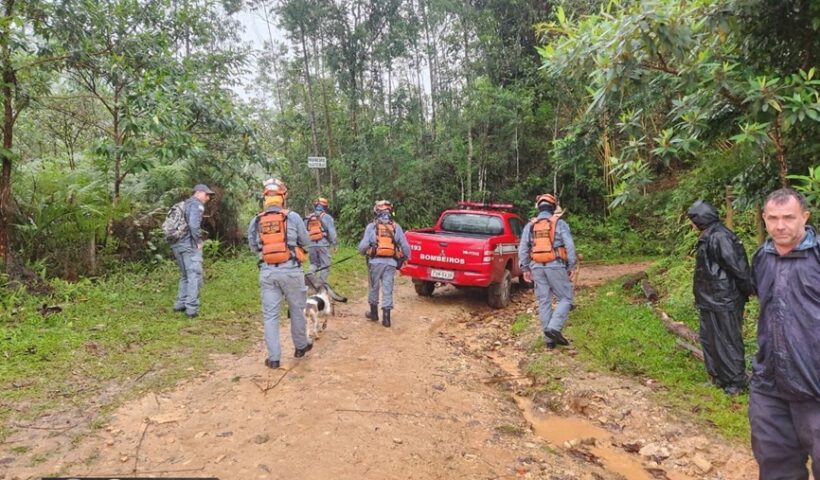bombeiros em trilha. Buscas por romeiro desaparecido no Vale do Paraíba são encerradas