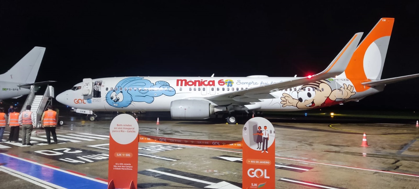 aeronave da gol do voo inaugural do rio para são josé dos campos. São José dos Campos comemora o retorno dos voos comerciais